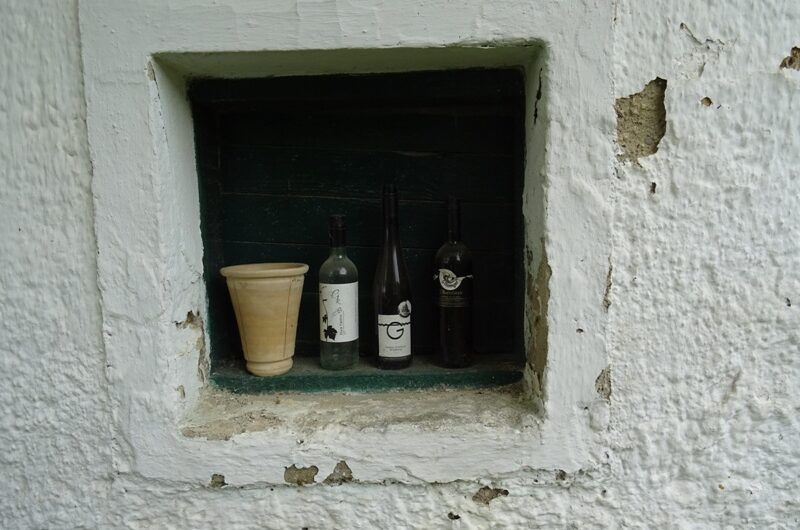 Weinflaschen im Fenster